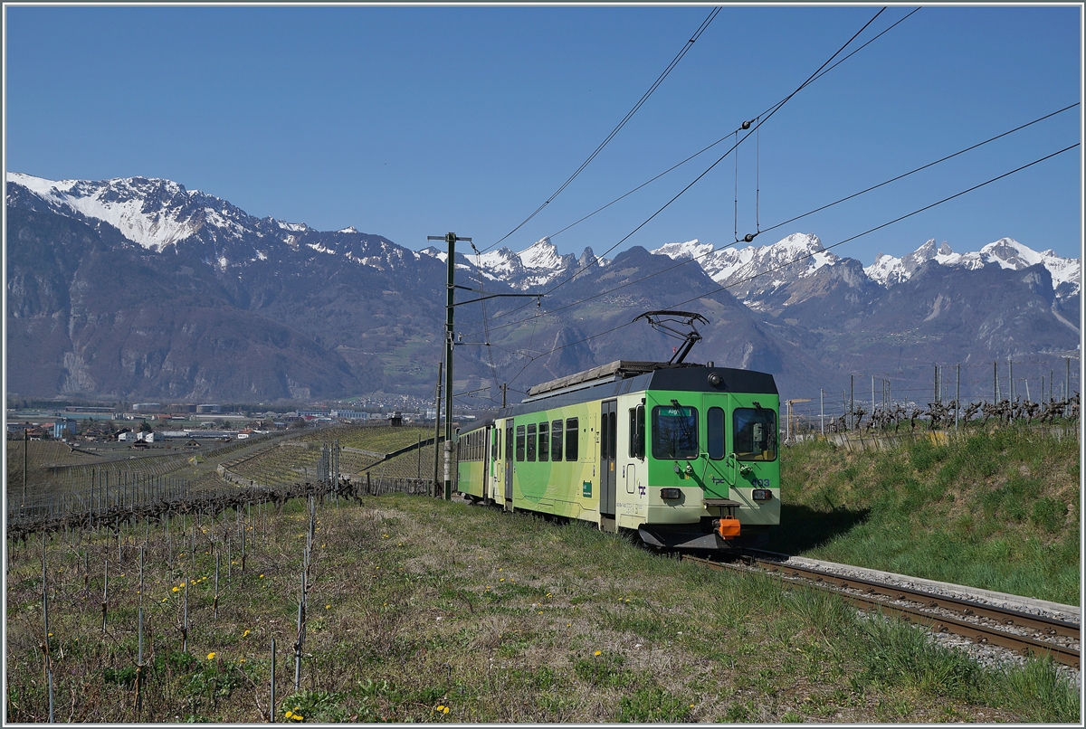 Gleiche Fotostelle, eigentlich das gleiche Motiv und trotzdem drei ganz unterscheidliche Bilder: der ASD /TPC BDe 4/4 403 ist mit seinem Steuerwagen Bt 434 auf der Fahrt nach Aigle und hat in den Rebbergen beim Château de Aigle sein Ziel schon fast erreicht.

30. März 2021