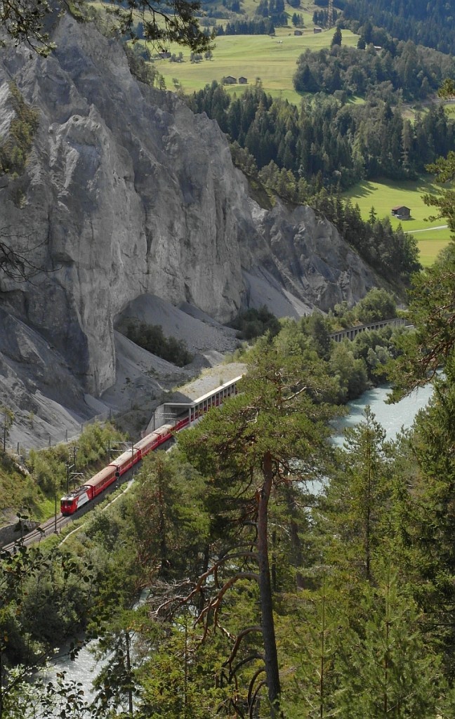 Groß die Schlucht, klein der Zug - Kurz nach der Ausfahrt aus der Station Valendas-Sagogn befindet sich am 24.08.2014 der in Disentis-Mustér gestartete RE 1245 auf der Fahrt nach Scuol-Tarasp.