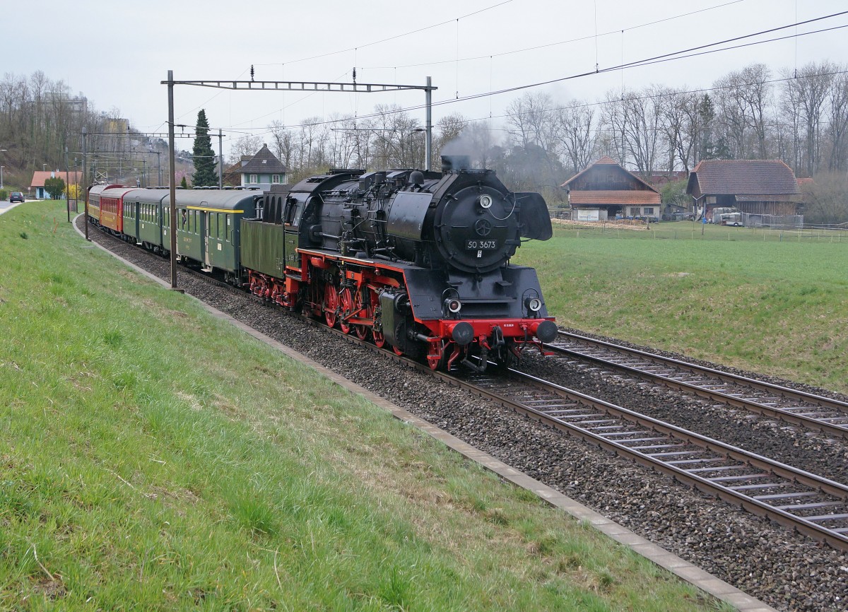 Grosse Fr�hlingsfahrt mit der Grossdampflok 503673 vom 11. M�rz 2015. Die Nostalgielok Be 4/4 Nr. 14 ex BT brachte den Sonderzug bis nach Olten Hammer, wo er durch die 50673 �bernommen wurde. Die Be 4/4 14 wurde am Schluss des Zuges angeh�ngt, um Umfahrungen zu vermeiden. Beim Wasserfassen in Lyss kam es zu einer Begenung mit der 01 202. Diese Aufnahme wo die 503673 geschleppt wird, ist bei Busswil entstanden.
Foto: Walter Ruetsch