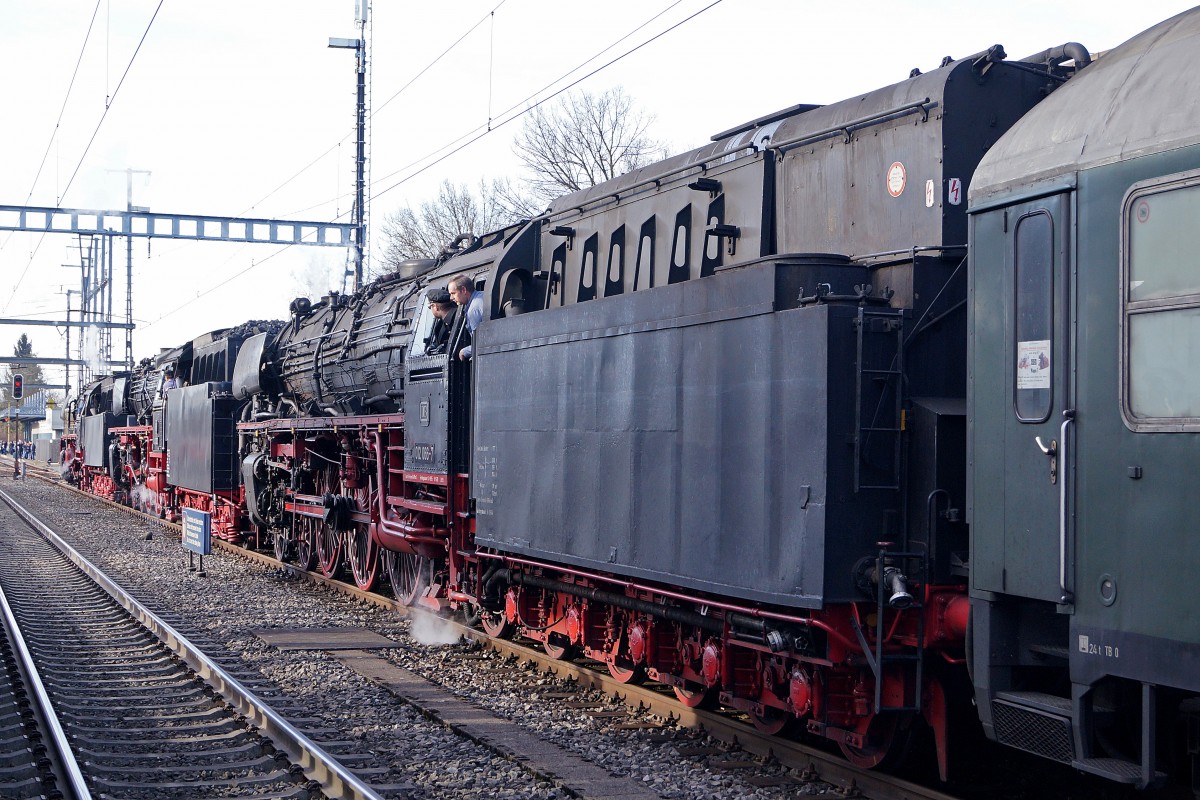 Grosser Bahnhof Wohlen: Die Ankunft des Dampfzuges mit drei Dampflokomotiven vermochte eine sehr grosse interessierte Zuschauermenge zu mobilisieren. Die 50 3673, 01 202 sowie die 012 066 kurz nach der Ankunft des Zuges in Wohlen am 7. M�rz 2015.
Foto: Walter Ruetsch 