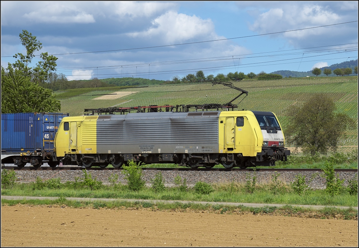 Güterverkehr nach Basel. 189 993 noch im alten Gewand des Siemens Lokpools vor dem Verkauf an MRCE bei Schliengen. April 2018.