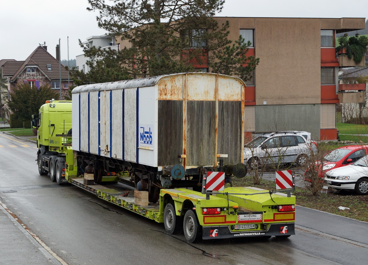 Güterwagen: AUSZUG AUS BUSSWIL. Heute den 2. März 2016 hat sich der N-Bahn-Club Busswil (NBCB) endgültig von seinen zwei Güterwagen getrennt, die der Neugestaltung des Bahnhofs Busswil zum Opfer gefallen sind. Während der letzte in der Schweiz noch vorhandene Kühlwagen P 23 85 849 1801-1 (ehemals Sais AG Horn/TG, Baujahr 1951) mit dem ursprünglichen Holzkasten in Frauenfeld bei IG Schiene Schweiz seine neue Heimat fand, wo er der Nachwelt erhalten bleibt, landete der bereits durch den NBCB teilweise abgebrochene ex Gklm-v 42 85 114 4 887-3 auf dem  SCHROTTHAUFEN. Beide Aufnahmen entstanden in Busswil bei Wetterverhätnissen, die so traurig waren wie der Abschied. Nun steht nur noch das Club-Lokal des NBCB in dem auch die wunderschöne Modellbahnanlage der Spur N bewundert werden kann, in Form eines alten Mitteleinstiegwagens beim Bahnhof Busswil. Gebaut wurde der Kühlwagen durch Schindler Waggon AG Pratteln. In Busswil hatte er seinen Standplatz von 1986 bis 2016. Von diesen Wagen existierten nur gerade zwei Stück.
Foto: Walter Ruetsch    