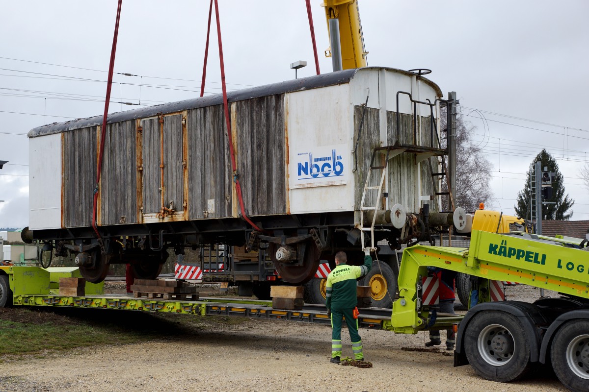 Güterwagen: AUSZUG AUS BUSSWIL. Heute den 2. März 2016 hat sich der N-Bahn-Club Busswil (NBCB) endgültig von seinen zwei Güterwagen getrennt, die der Neugestaltung des Bahnhofs Busswil zum Opfer gefallen sind. Während der letzte in der Schweiz noch vorhandene Kühlwagen P 23 85 849 1801-1 (ehemals Sais AG Horn/TG, Baujahr 1951) mit dem ursprünglichen Holzkasten in Frauenfeld bei IG Schiene Schweiz seine neue Heimat fand, wo er der Nachwelt erhalten bleibt, landete der bereits durch den NBCB teilweise abgebrochene ex Gklm-v 42 85 114 4 887-3 auf dem  SCHROTTHAUFEN. Beide Aufnahmen entstanden in Busswil bei Wetterverhätnissen, die so traurig waren wie der Abschied. Nun steht nur noch das Club-Lokal des NBCB in dem auch die wunderschöne Modellbahnanlage der Spur N bewundert werden kann, in Form eines alten Mitteleinstiegwagens beim Bahnhof Busswil. Gebaut wurde der Kühlwagen durch Schindler Waggon AG Pratteln. In Busswil hatte er seinen Standplatz von 1986 bis 2016. Von diesen Wagen existierten nur gerade zwei Stück.
Foto: Walter Ruetsch    