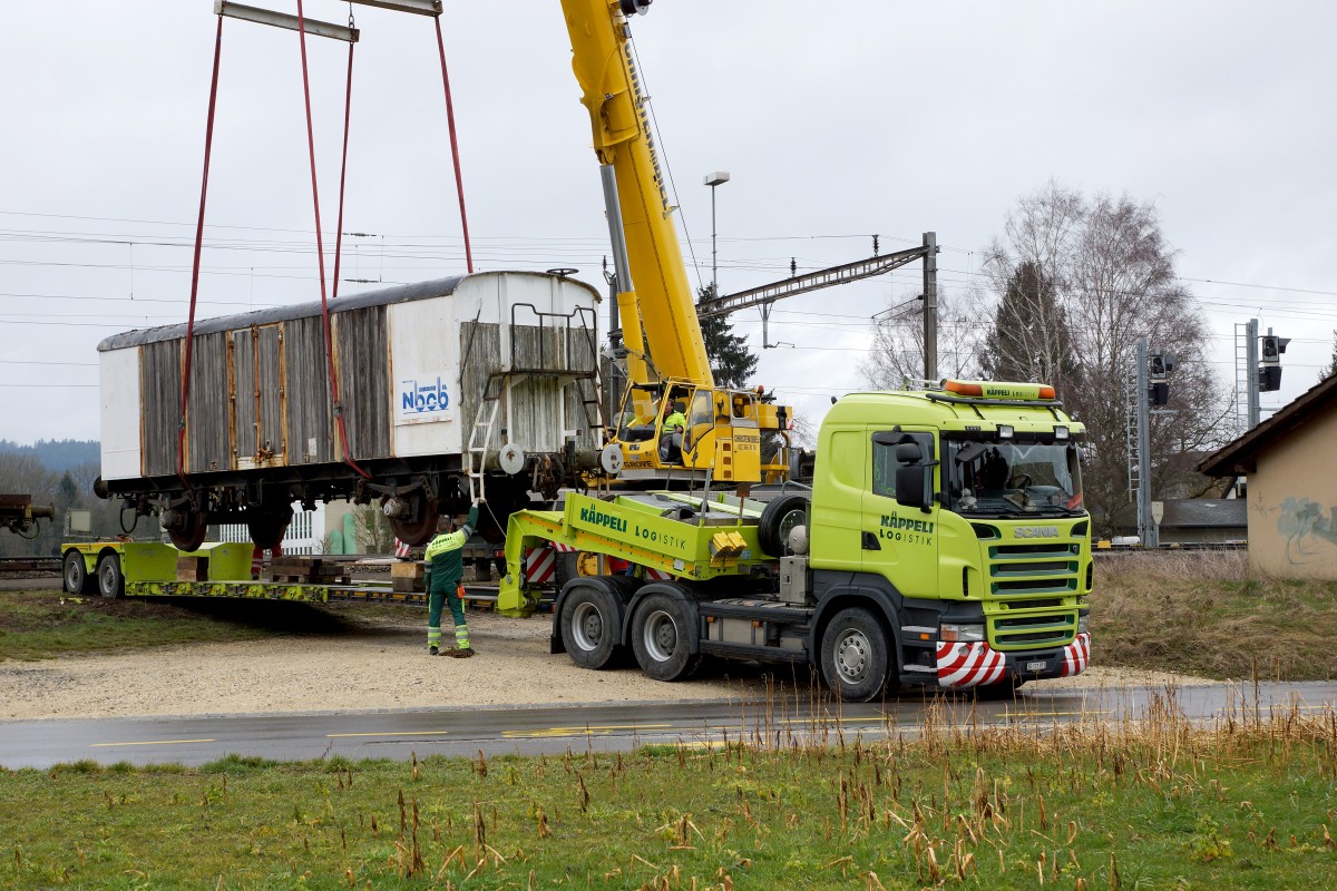 Güterwagen: AUSZUG AUS BUSSWIL. Heute den 2. März 2016 hat sich der N-Bahn-Club Busswil (NBCB) endgültig von seinen zwei Güterwagen getrennt, die der Neugestaltung des Bahnhofs Busswil zum Opfer gefallen sind. Während der letzte in der Schweiz noch vorhandene Kühlwagen P 23 85 849 1801-1 (ehemals Sais AG Horn/TG, Baujahr 1951) mit dem ursprünglichen Holzkasten in Frauenfeld bei IG Schiene Schweiz seine neue Heimat fand, wo er der Nachwelt erhalten bleibt, landete der bereits durch den NBCB teilweise abgebrochene ex Gklm-v 42 85 114 4 887-3 auf dem  SCHROTTHAUFEN. Beide Aufnahmen entstanden in Busswil bei Wetterverhätnissen, die so traurig waren wie der Abschied. Nun steht nur noch das Club-Lokal des NBCB in dem auch die wunderschöne Modellbahnanlage der Spur N bewundert werden kann, in Form eines alten Mitteleinstiegwagens beim Bahnhof Busswil. Gebaut wurde der Kühlwagen durch Schindler Waggon AG Pratteln. In Busswil hatte er seinen Standplatz von 1986 bis 2016. Von diesen Wagen existierten nur gerade zwei Stück.
Foto: Walter Ruetsch    