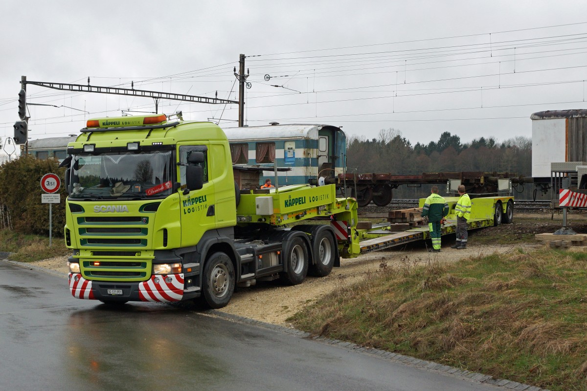 Güterwagen: AUSZUG AUS BUSSWIL. Heute den 2. März 2016 hat sich der N-Bahn-Club Busswil (NBCB) endgültig von seinen zwei Güterwagen getrennt, die der Neugestaltung des Bahnhofs Busswil zum Opfer gefallen sind. Während der letzte in der Schweiz noch vorhandene Kühlwagen P 23 85 849 1801-1 (ehemals Sais AG Horn/TG, Baujahr 1951) mit dem ursprünglichen Holzkasten in Frauenfeld bei IG Schiene Schweiz seine neue Heimat fand, wo er der Nachwelt erhalten bleibt, landete der bereits durch den NBCB teilweise abgebrochene ex Gklm-v 42 85 114 4 887-3 auf dem  SCHROTTHAUFEN. Beide Aufnahmen entstanden in Busswil bei Wetterverhätnissen, die so traurig waren wie der Abschied. Nun steht nur noch das Club-Lokal des NBCB in dem auch die wunderschöne Modellbahnanlage der Spur N bewundert werden kann, in Form eines alten Mitteleinstiegwagens beim Bahnhof Busswil. Gebaut wurde der Kühlwagen durch Schindler Waggon AG Pratteln. In Busswil hatte er seinen Standplatz von 1986 bis 2016. Von diesen Wagen existierten nur gerade zwei Stück.
Foto: Walter Ruetsch    