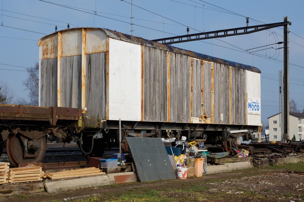 Güterwagen: ERHALTUNG ANSTATT VERSCHROTTUNG. Dieser letzte in der Schweiz noch vorhandene Kühlwagen P 23 85 849 1801-1 (ehemals Sais AG Horn/TG, Baujahr 1951), mit dem ursprünglichen Holzkasten, der dem Bahnhofumbau Busswil weichen muss, wurde von IG Schiene Schweiz im letzten Moment gerettet. Bis zum Abtransport nach Frauenfeld war er während 30 Jahren im Besitz vom N-Bahn-Club-Busswil (NBCB). Die Aufnahme entstand am 27. Februar 2016.
Foto: Walter Ruetsch    