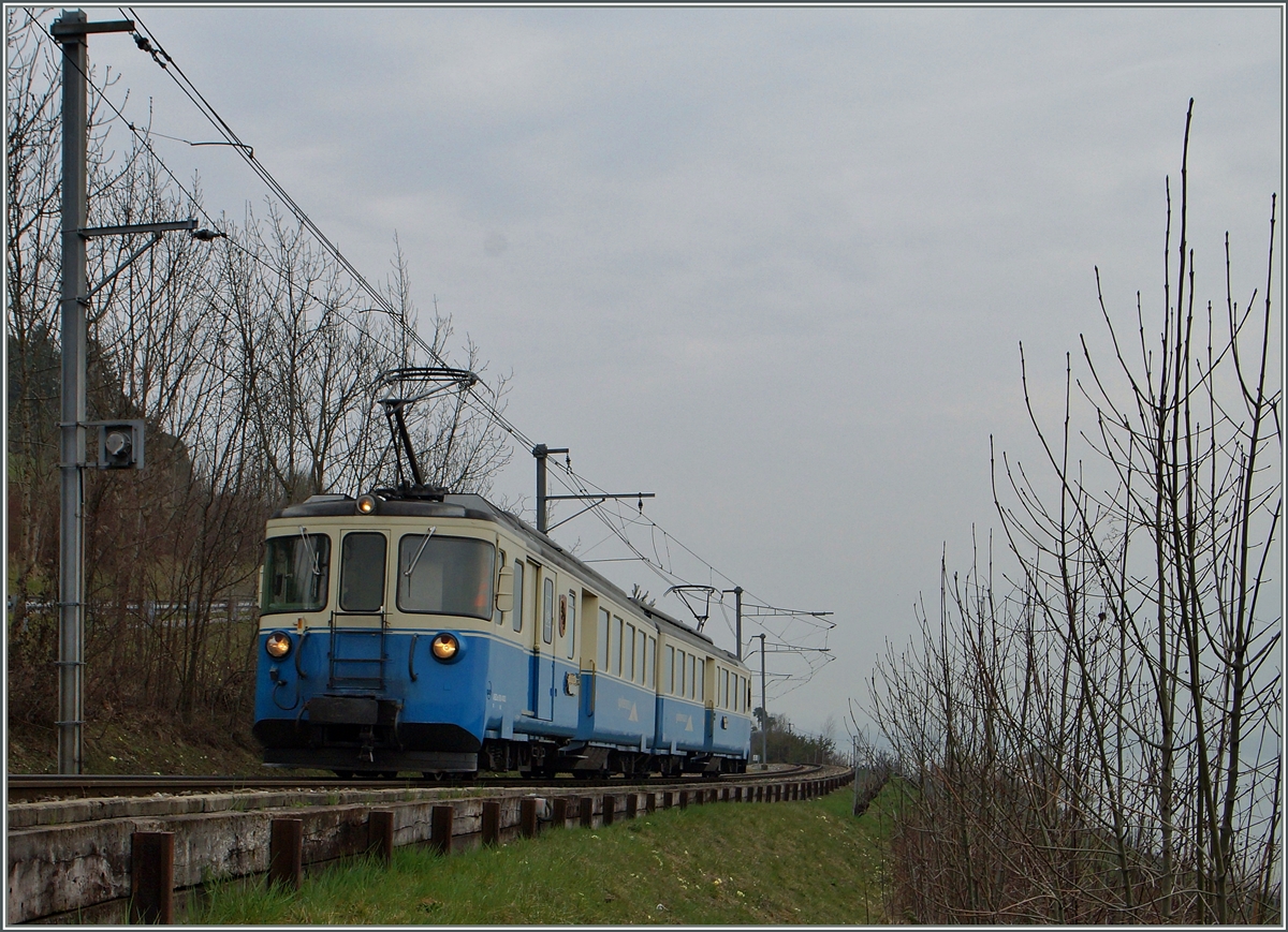 Halbstündlich fahren die MOB Regionalzüge nach Fontanivent oder Sonzier. Dafür genügt ein Umlauf, welcher in der Regel durch einen GTW abgedeckt wird. Für den Berufsverkehr und am Mittag verkehren einige Züge bis und ab Les Avants, dafür ist denn ein zweiter Umlauf erforderlich, welcher meist ein zweier GTW eingesetzt wird. Falls dieser nicht zur Verfügung steht. greift die MOB auf den Be 4/4 1007 oder wie hier auf eine ABDe 8/8 zurück. Hier ist der ABDe 8/8 4403  BERN  als 2344 kurz vor Planchamp zu sehen. 20. März 2015