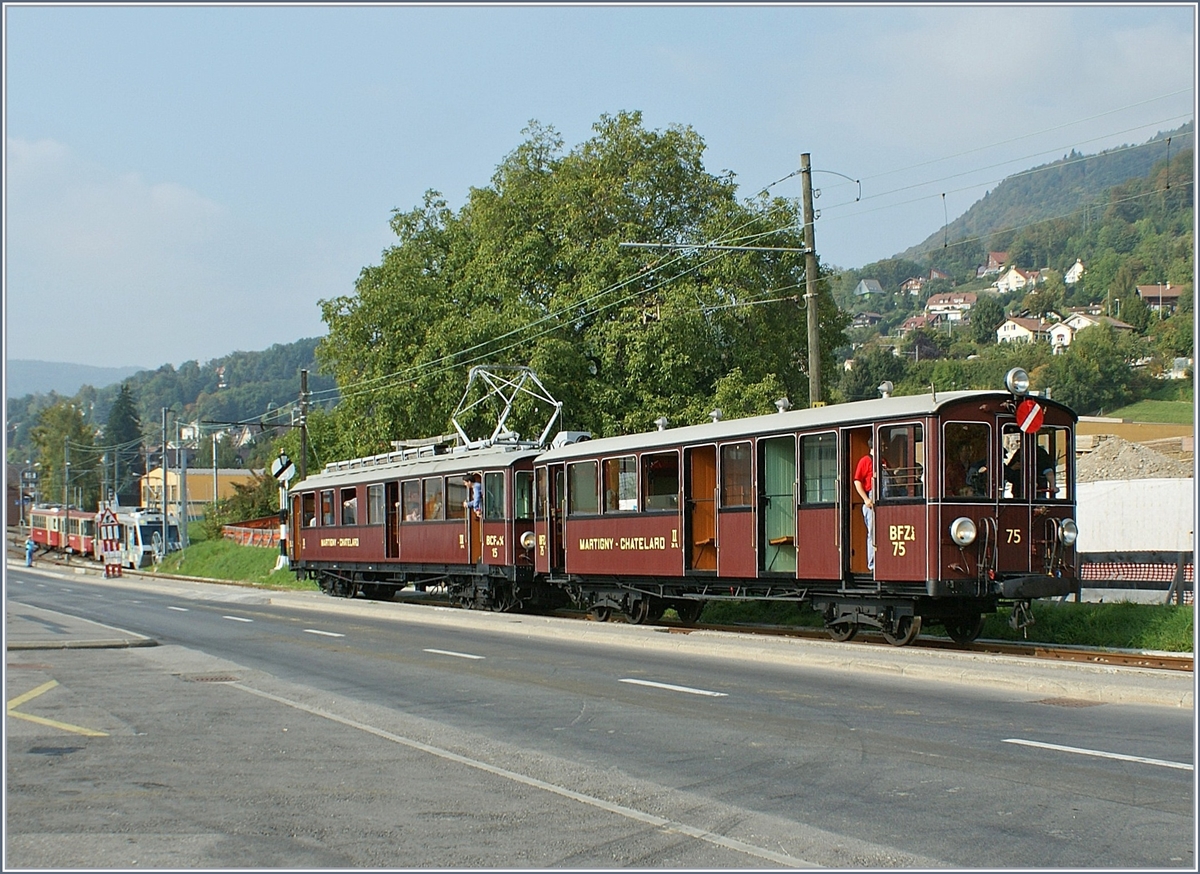 Heute eine Selbstverständlichkeit, bei der Ablieferung 1909 eine Besonderheit: Der historische Martigny - Chatelard (MC) BCFe 4/4 N° 15 wird vom BFZt4 75 aus bedient und fährt anlässlich des Blonay - Chamby Themenveranstaltung  Le Valais en fête sur la BC  kurz nach Abfahrt in Blonay Richtung Chamby.
26. Sept. 2009
