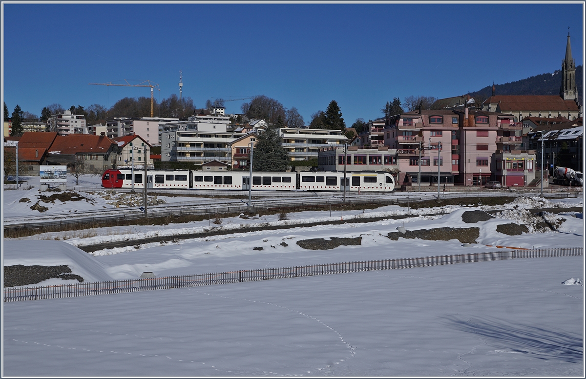 Hier entsteht der neue Bahnhof  heisst es links im Bild auf dem Schild in Châtel St-Denis; dass stimmt so nicht ganz, der Bahnhof entsteht noch etwas weiter westlicher. Im Bild eine TPF Regionalzug auf dem Weg zum bald entbehrlichen Bahnhof von Châtel St-Denis, welcher gleich recht des Bildes liegt.

15. Feb. 2019