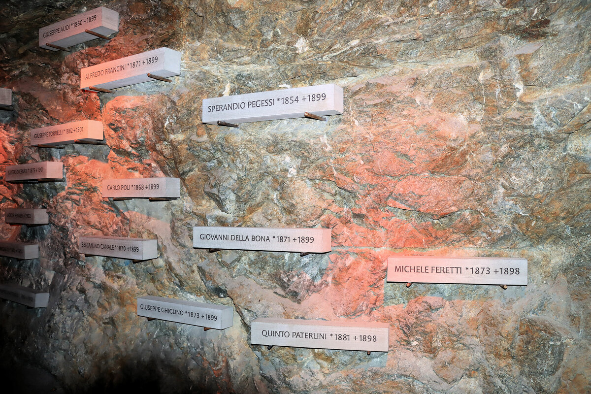 Hier ist zwar keine Bahn zu sehen, doch darf niemals verschwiegen werden, wieviele Tote - alles Italiener! - dieser doch eigentlich grössenwahnsinnige Bahnbau gekostet hat. Jungfraujoch, 14.Oktober 2021 