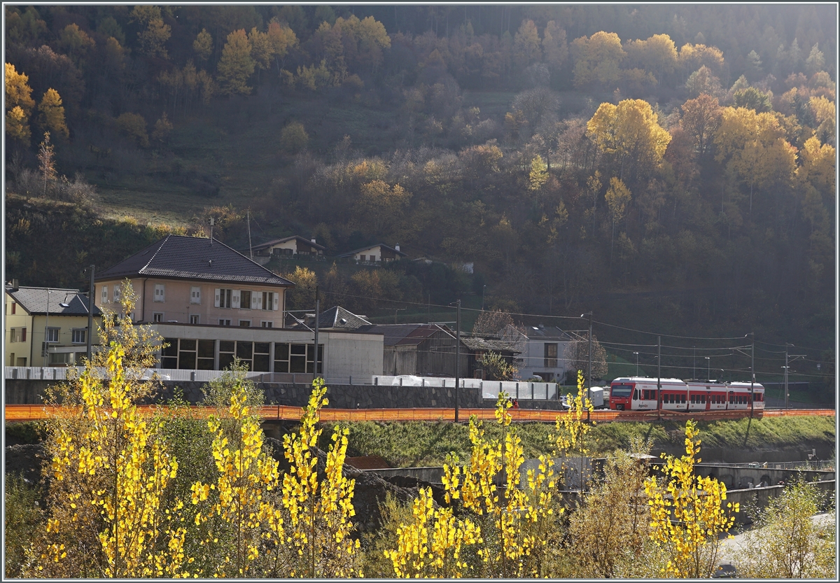 Hinter bunten Herbstfarben versteckt sich bei Bovernier ein TMR Region Alpes auf der Fahrt von Martigny nach Le Châble. 

10. Nov. 2020