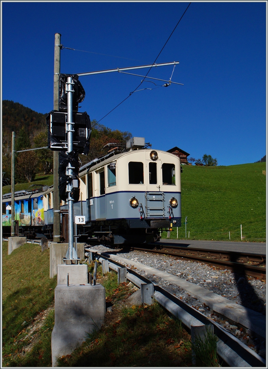 Hundert Jahre lange ging es bei der ASD ohne ortsfeste Signale, nun werden welche installiert, aber es werden noch einige Jahre ins Land ziehen, bis der Signale vom BAV genehmigt werden und endlich die Züge sicher fahren können. 
Der BCFe 4/4 1 und BDe 4/4 mit einem Extrazug auf der Fahrt nach Aigle bei Les Planches (Aigle) am 18. Oktober 2014