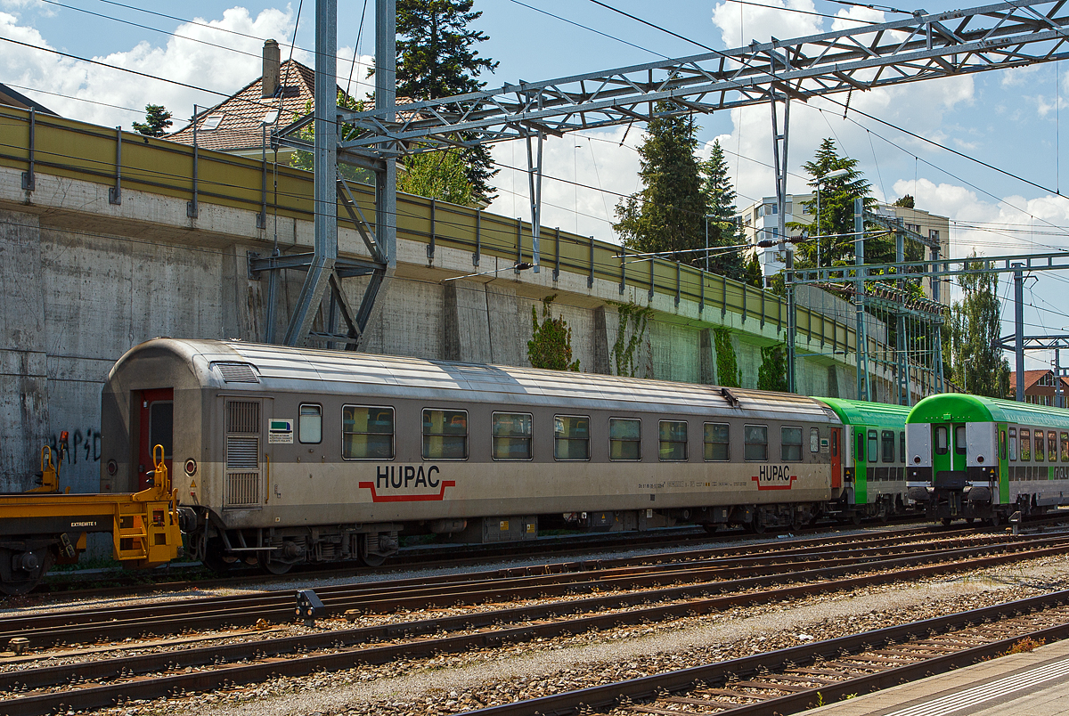 HUPAC-Begleitwagen f�r Z�ge der Rollenden Landstra�e (RoLa) Db 51 85 05-10 029-8 (P), ein umgebauter 1. Klasse Z2-Wagen der SBB, ex Am 51 8519-80 029 (Baujahr 1969-1970), abgestellt am 28.05.2012 im Bahnhof Spiez. Dahinter noch ein weiterer Wagen.
32 dieser ehemaligem Am RIC Wagen wurden zu Db[P] 5185 05-10 000 bis 031 umgebaut.

TECHNISCHE DATEN:
Typenbezeichnung: Z2 
Einsatzgebiet: Begleitwagen f�r Lastwagentransporte (RoLa)
Spurweite: 1.435 mm
Anzahl der Rads�tze: 4 (in 2 Drehgestellen)
L�nge �ber Puffer: 26.400 mm
Drehzapfenabstand:19.000 mm,
Achsabstand im Drehgestell: 2.500 mm
Drehgestell Bauart: Schlieren
Breite: 2.850
Eigengewicht: 39 t
Dienstgewicht brutto: 42 t
Sitz/Liegepl�tze: 28
H�chstgeschwindigkeit: 120 km/h
Bremsbauart: Frein O-GP (D)  ep
Zulassungen: Schweiz, Deutschland und Italien
Intern. Verwendung: RIC

Seit 2011 wird die RoLa durch die Schweiz von der Tochtergesellschaft RAlpin betrieben.
