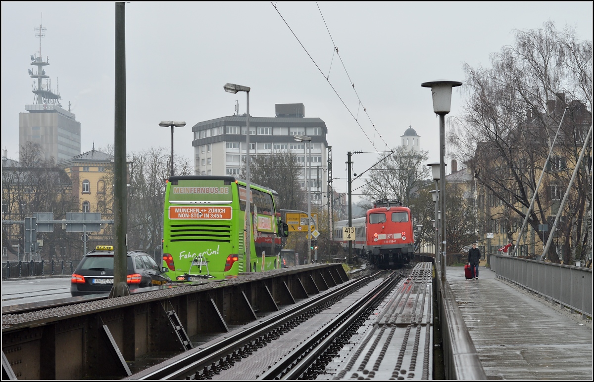 IC 2004 Konstanz &ndash; Emden bei der Ausfahrt aus Konstanz.  Steuerwagen  110 459-0 hängt kalt am Zugschluss. Die Konkurrenz im Fernverkehr dräut, nicht nur nach den Farben ist wohl klar, welches leider das modernere Verkehrsmittel ist. März 2014.