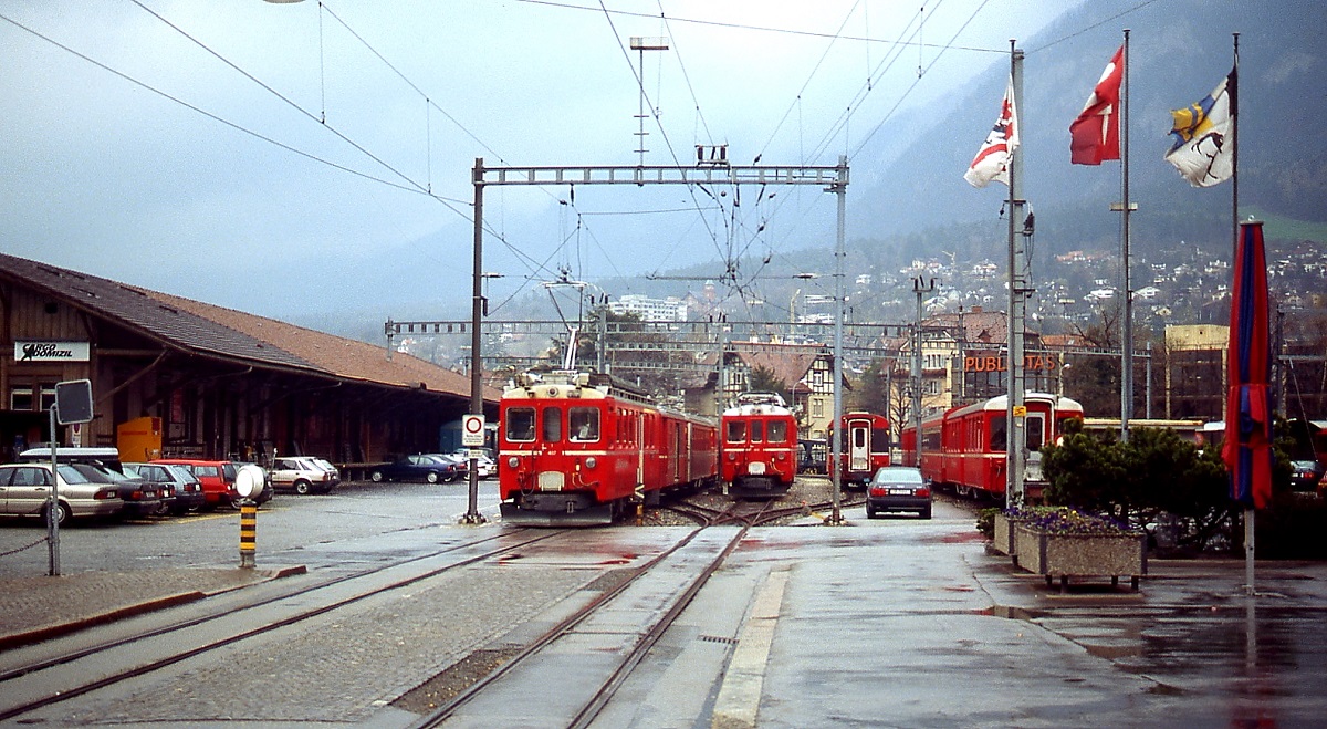 Im April 1996 stehen ABe 4/4 487 und ein weiterer ABe 4/4 in den Abstellanlagen der Arosabahn vor dem Hauptbahnhof Chur. Zu diesem Zeitpunkt wurde die Bahn noch mit Gleichstrom betrieben. Die Bahnanlagen wurden inzwischen v�llig umgestaltet.