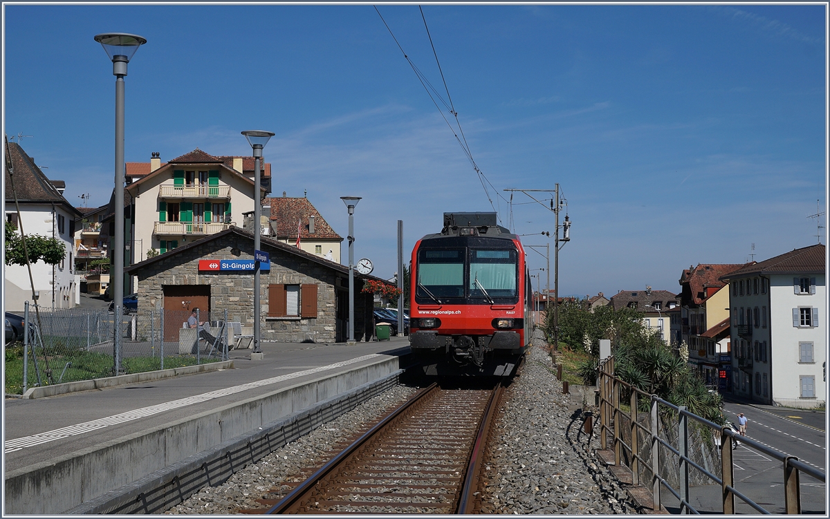 Im Bahnhof von St-Gingolph wartet ein Walliser Regio Alp Domino auf die Abfahrt als Regionalzug 6115 nach Brig. Zwischen der Ankunft um xx:06 und der Rückfahrt um xx:52 ist die Wendezeit äusserts grosszügig bemessen, so dass fast immer ein Zug im Bahnhof von St-Gingolph (Suisse) steht. 24. Juni 2019  

24. Juni 2019