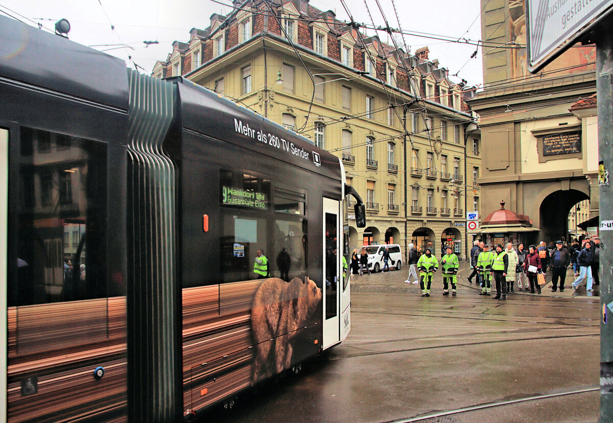 Im Berner Trambetrieb: Der gut überwachte Bär. Combino Wagen 760, Zytglogge, 1.Februar 2024 