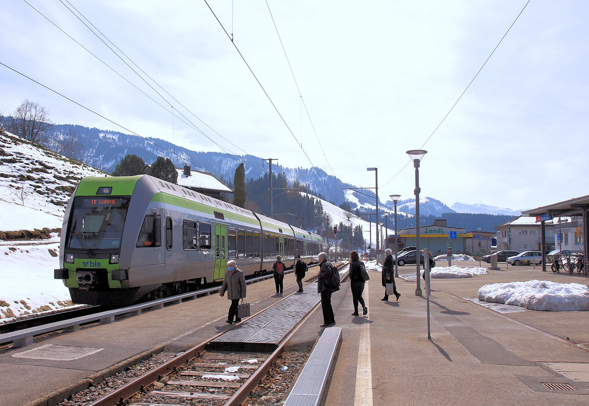 Im Entlebuch: Landstation-Atmosphäre bei det Einfahrt des BLS  Lötschberger  105 in Escholzmatt. 25.März 2021 
