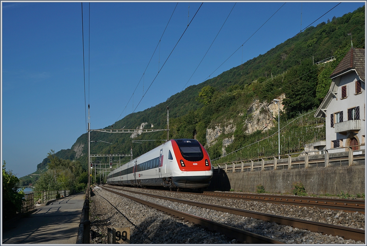 Im Gegensatz zum Einspurabschnitt Twann Ligerz zeigt sich der weitere Streckenverlauf am Bielersee etwas weniger idylisch, bietet aber doch das eine oder andere Motiv: Ein ICN Richtung Biel erreicht Tüscherz. 
18. August 2017