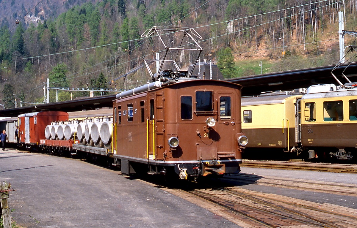 Im Juni 1990 rangiert die 1929 von SLM/MFO gebaute HGe 3/3 29 der BOB mit einigen G�terwagen im Bahnhof Interlaken Ost. Heute befindet sich die Lok bei der Museumsbahn Blonay-Chamby.