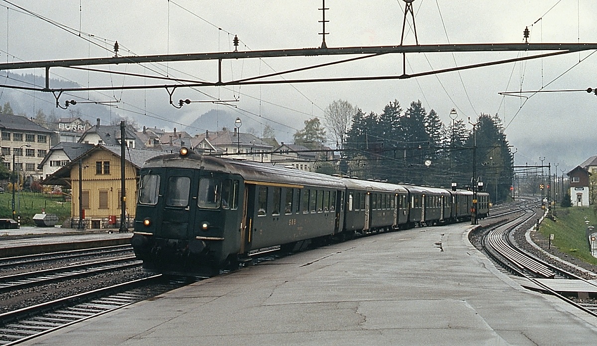 Im Mai 1980 kommt eine Re 4/4 I mit einem Wendezug in Moutier an