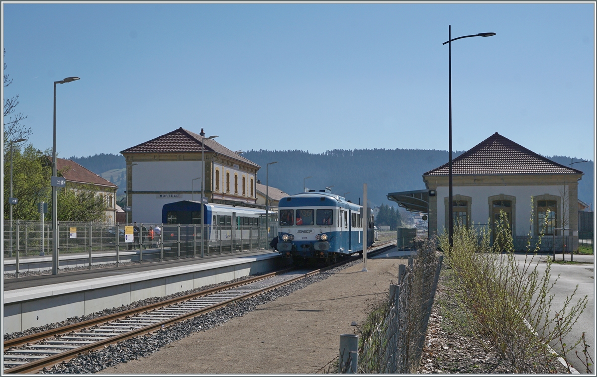 Im neu gestalteten Bahnhof von Morteau umfährt der  Assosiation l'autrail X2800 du Haut Doubs  X 2816 seinen Beiwagen und sorgt mit diesem Rangiermanöver für ein paar zusätzliche Bilder. 16. April 2022