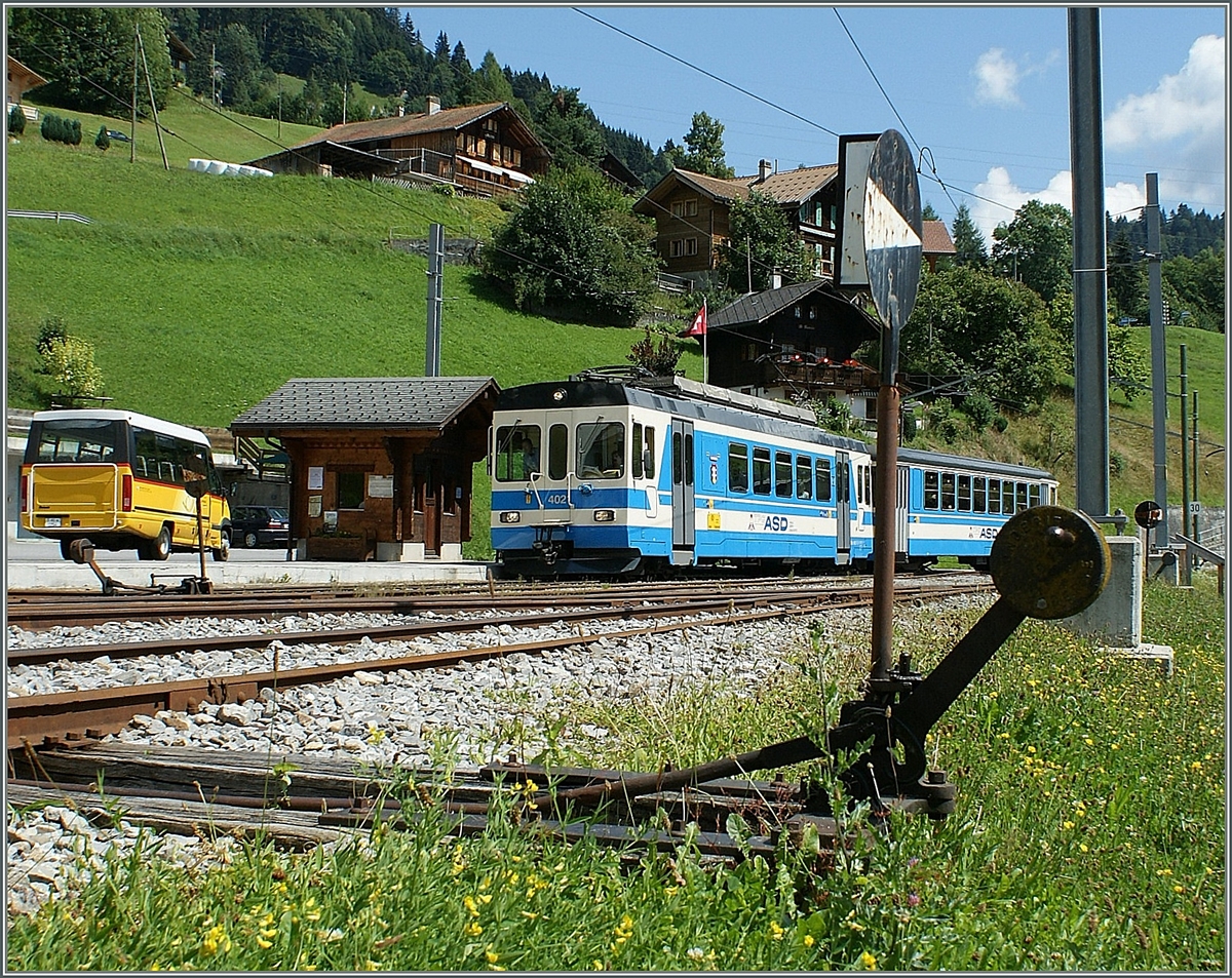 Im noch nicht umgebauten Bahnhof (Spitzkehre) von Le Sépey wartet ein ASD Regionalzug mit dem BDe 4/4 402 und einem Bt, damals noch im ASD Blau, auf die Weiterfahrt.
12. August 2009