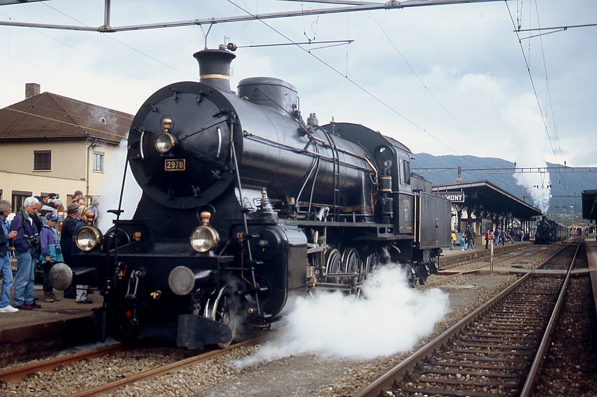Im Sommer 1997 setzt sich C 5/6 2978 im Bahnhof Delemont als Vorspannlok vor einen mit der B 3/4 1367 bespannten Sonderzug. Anl�sslich des Jubil�ums  150 Jahre Schweizer Eisenbahnen  fanden damals Sonderfahrten auf der Strecke nach Glovelier statt.
