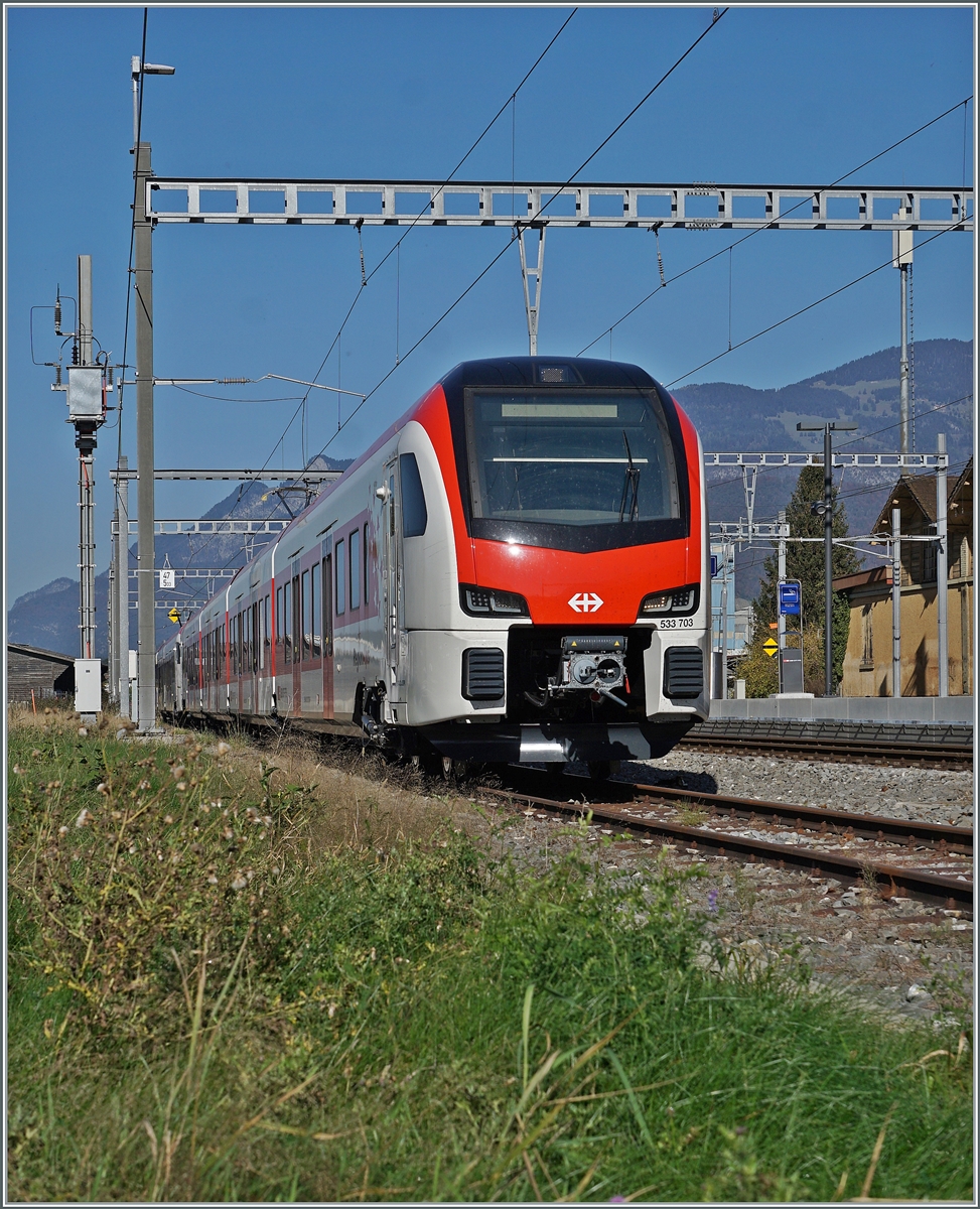 In Bex steht der neue RegionAlps RABe 533 703. Dahinter der SBB RABe 531 002. Ab dem Fahrplanwechsel 2025/2026 sollen die neuen Triebwagenzüge bei der TMR die älteren NINA und DOMONO Züge ablösen und ergänzen. 

30. Oktober 2024 