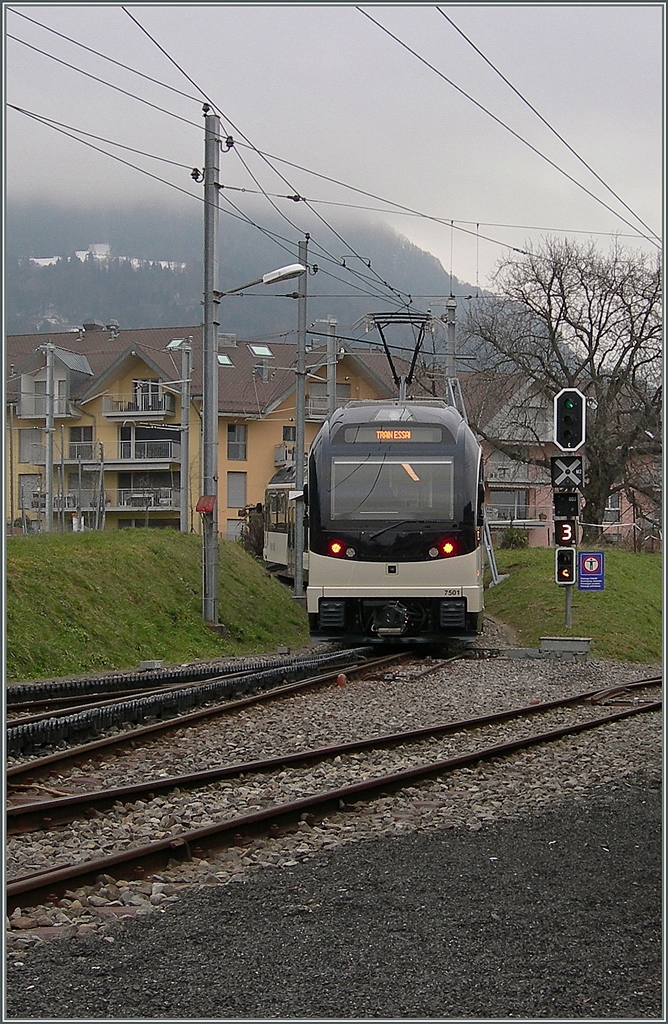 In Blonay erwischt ich gerade noch den CEV MVR ABeh 2/4, der zu einer Probefahrt Richtung Les Pléidades aufbrach. Nach den HGe 2/2 (Baujahre 1911 und 1913) und den BDeh 2/4 (Baujahre 1970 und 1983) ist dies die dritte  Fahrzeugserie  welche von für den Zahnstangenabschnitt Blonay - Les Pleiades ausgerüstet ist.
18. Feb. 2016