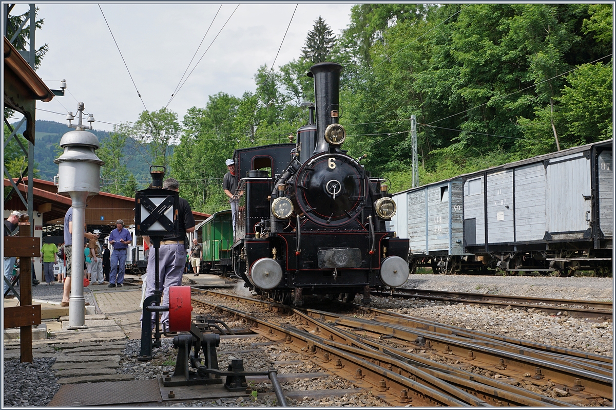 In Chaulin eingetroffen, dampft die G 3/3 N° 6 nun zur wohlverdienten Behandlung.
3. Juni 2017