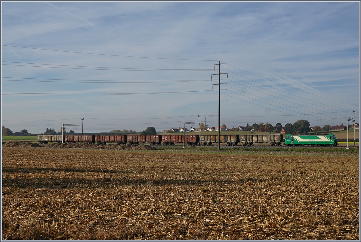 In Chigny wartet die Ge 4/4 21 mit ihrem leeren Zuckerübenzug eine Überholung ab.
17. OKt. 2017