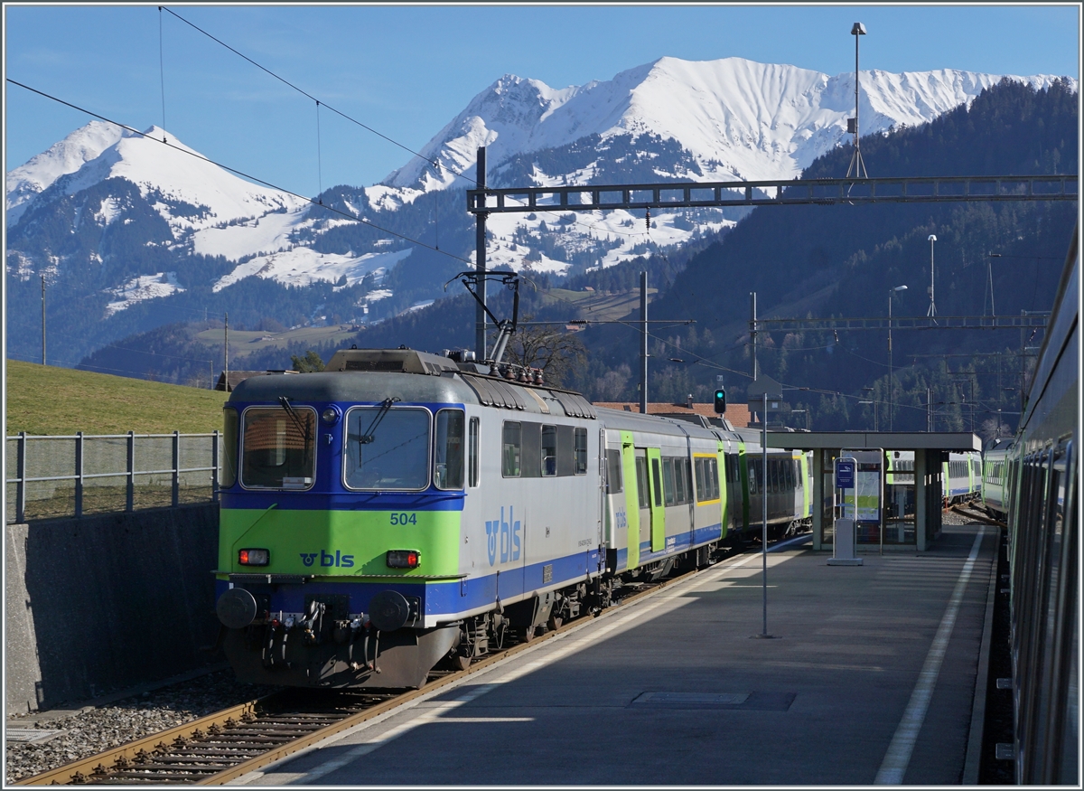 In Därstetten kreuzen sich jede zweite Stunde die RE Zweisimmen - Interlaken, und vermitteln dadurch eine (kleinen) Bahnhof voller EW III-Wagen...
Ebenfalls ein gutes Bild macht die schiebende BLS Re 4/4 II 504. 

12. Feb. 2021