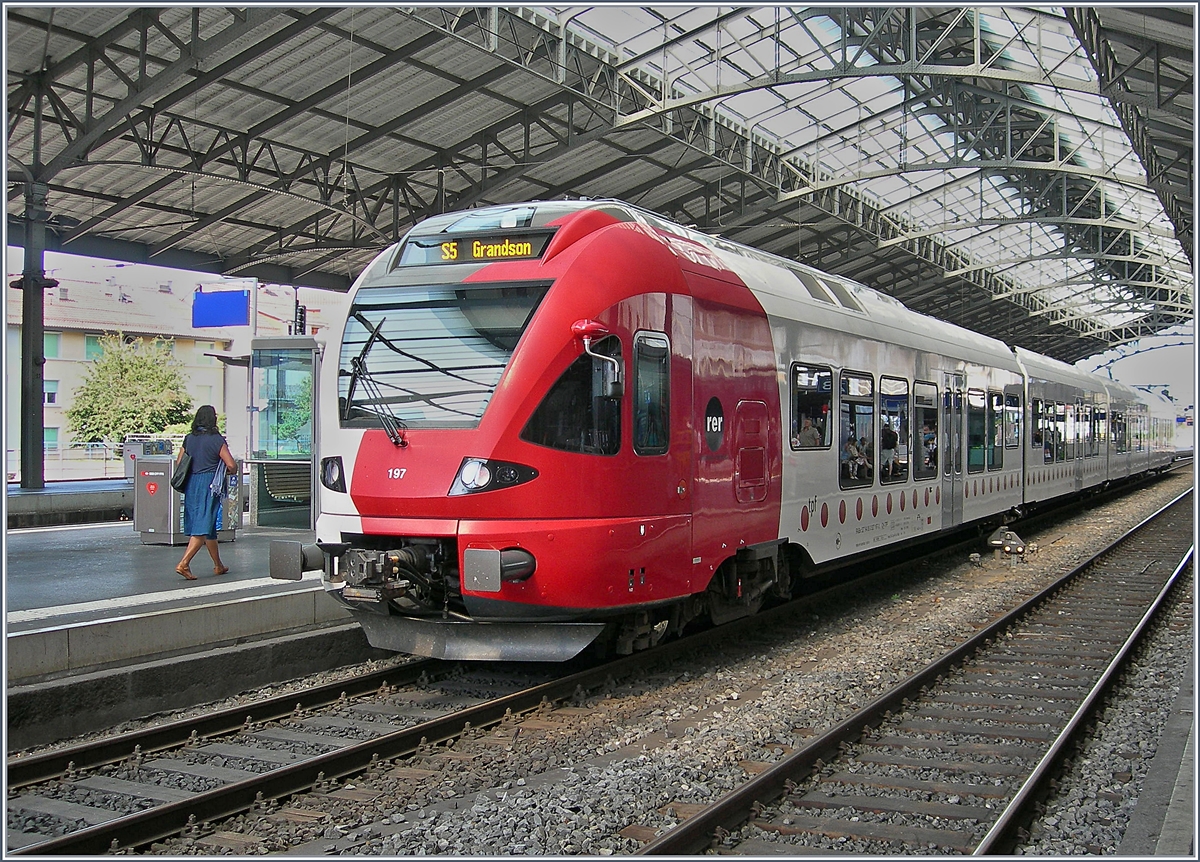 In Lausanne wartet er tpf Flirt RABe 527 197 (UIC 94 85 0 527 197-3 CH-TPF) anstelle eines SBB RABE 523 als S5 nach Grandson auf die Abfahrt. Allem anschein nach werden die SBB Flirts anderweitig verwendet, wie z.B. für Doppeltraktionen fürs Fête des Vignerons. 

20. Juli 2019