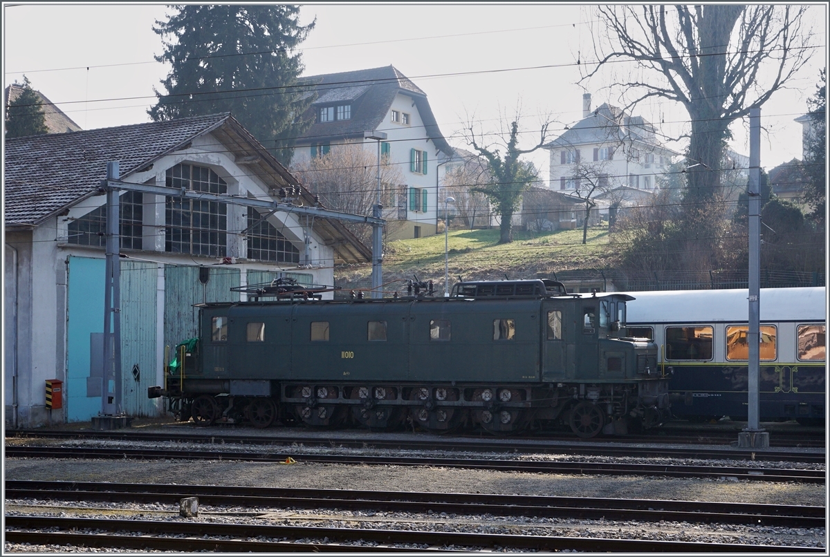 In Payerne vor dem passenden Dépôt steht die ex SBB Ae 4/7 11000.

1. März 2021