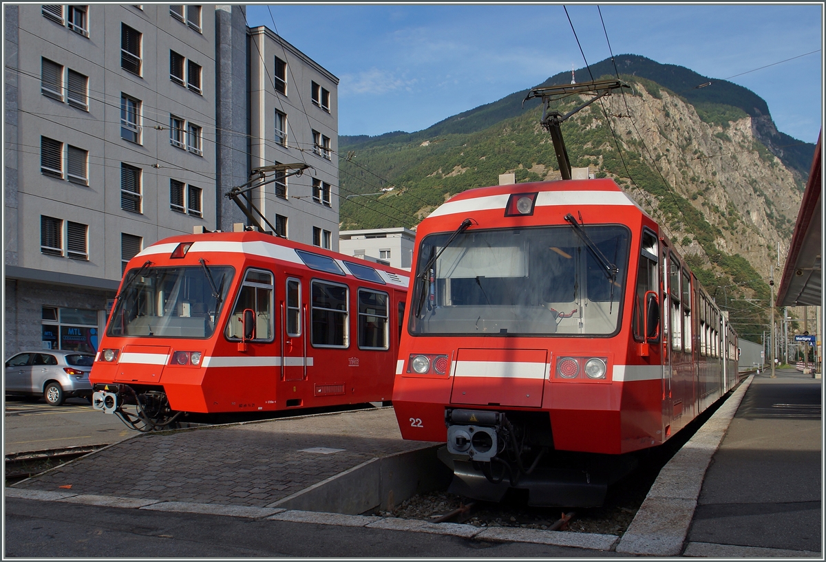 In der Regel übernimmt der aus Richtung Le Châtelard ankommende Triebwagen den Dienst für die Rückfahrt. Doch wenn wie heute der Fahrzeugumlauf eine Änderung erfährt kommt es zu der eher seltenen Situation, dass in Martigny gleich beide Schmalspurgleise belegt sind. Während der Beh 4/8 21 als Regionalzug 26245 in Martingy endet, wartet der Beh 4/8 22 auf die baldige Abfahrt nach Vallorcine. 
28. August 2015