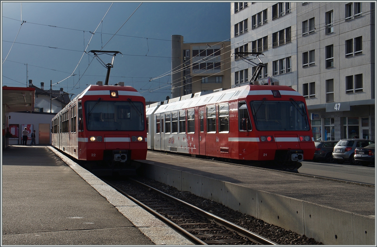 In der Regel übernimmt der aus Richtung Le Châtelard ankommende Triebwagen den Dienst für die Rückfahrt. Doch wenn wie heute der Fahrzeugumlauf eine Änderung erfährt kommt es zu der eher seltenen Situation, dass in Martigny gleich beide Schmalspurgleise belegt sind. Während der Beh 4/8 21 als Regionalzug 26245 in Martingy endet, wartet der Beh 4/8 22 auf die baldige Abfahrt nach Vallorcine. 
28. August 2015