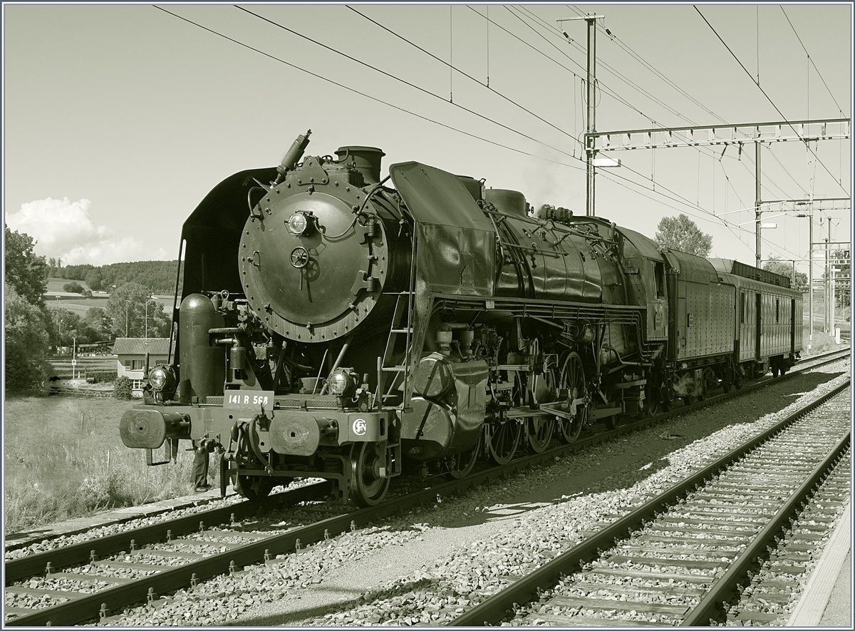 In Romont bekommt die SNCF 141 R 568 auf ihrer Rundfahrt von Vallorbe über Payerne, Bern und Lausanne noch einmal Wasser, zwar geht es bis Lausanne stetig bergab, doch ab Daillens gilt es die Jurahöhne zu überwinden, um dann am Abend im Heimatdepot Vallorbe anzukommen.
Die Lok mit der Achsfolge 1-D-1 wurde 1945 von Baldwin gebaut, ist 137 Tonnen schwer und 100 km/h schnell. Bei der SNCF war die Lok im Dépôt Belfort beheimatet. Heute kümmert sich die  Assocaiaton 141R568  um die Lok. 
2. Juni 2018