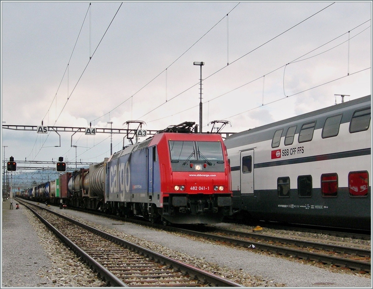 In Rotkreuz herrscht zwischen den Nord-Süd Güterzüge, den zahlreich Reisezügen Luzern -Zürich/Gotthard und weitern Lokalzügen ein recht reger Verkehr.
19. März 2008