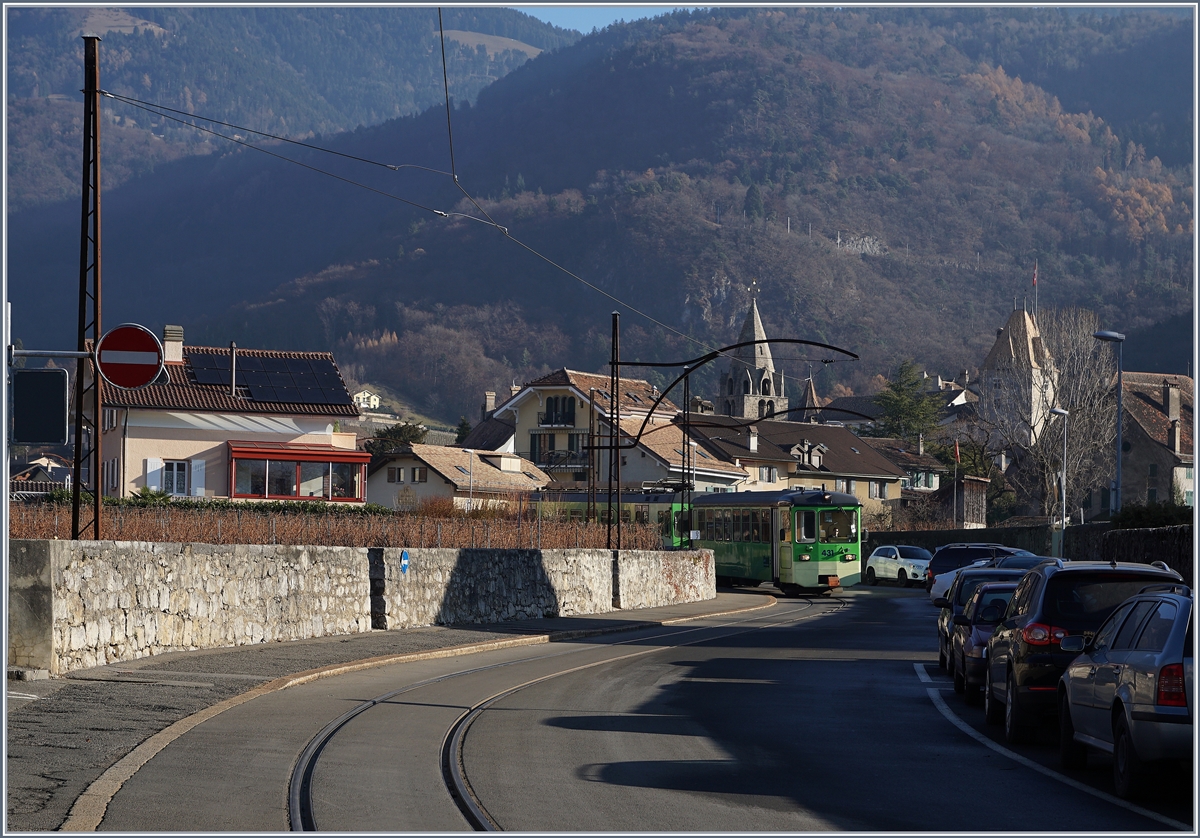 In den Strassen von Aigle...
kommt uns der ASD Regionalzug 437 entgegen und erreicht in Kürze die Haltestelle Aigle Place du Marche ASD. 
14. Dez. 2016