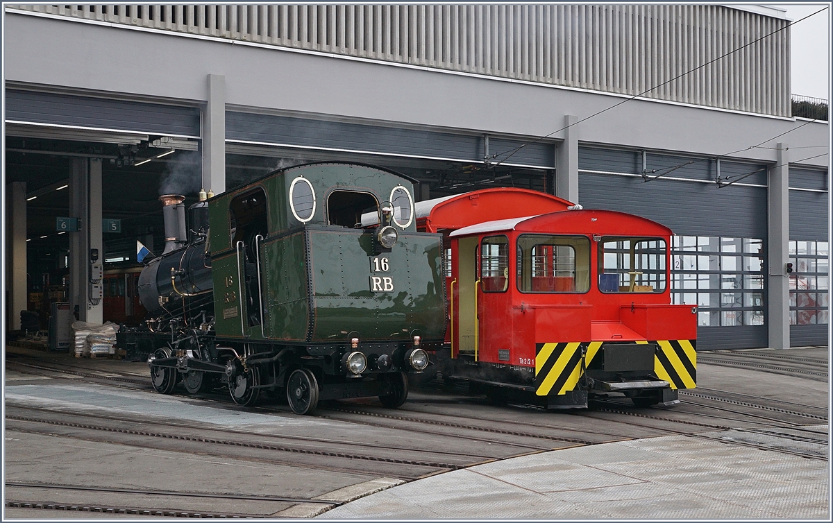 In Vitznau, neben dem Ta 2/2 N° 1 steht die H 2/3 16 (SLM 1923); und man ist versucht zu sagen:  Auch ein hübscher Rücken kann entzücken... 
24. Feb. 2018