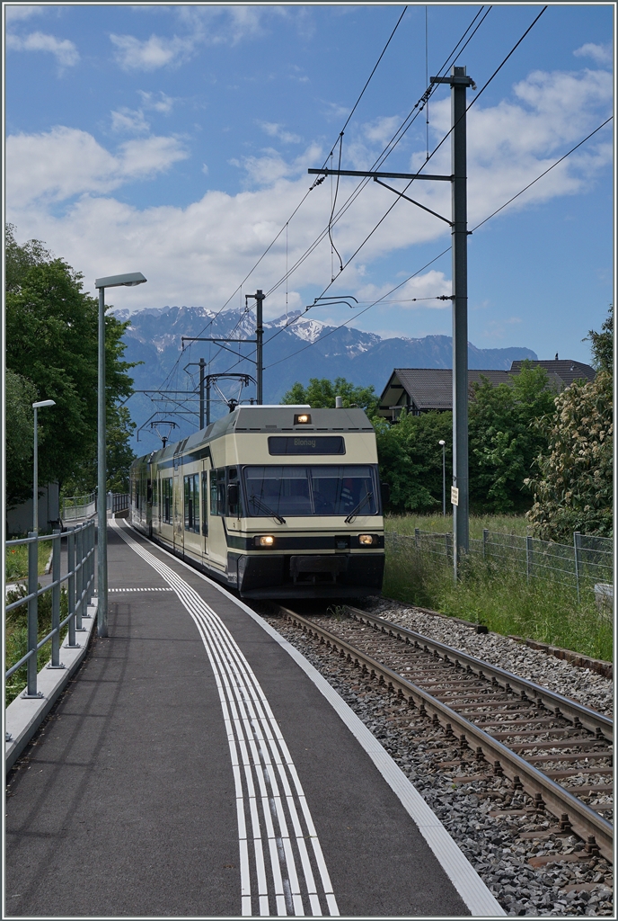 Infolge starkem Fahrgastaufkommen setzte die CEV heute, a, 16. Mai ausserordentlich zwei GTW in Vielfahrsteuerung ein. Hier hat der Regionalzug 1432 von Vevey nach Blonay Château d'Hauteville erreicht.
16. Mai 2016
