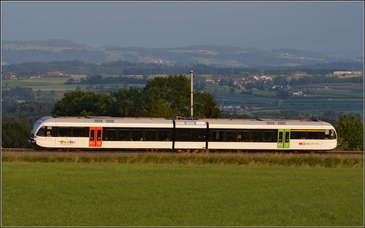 Ins rechte Licht gesetzt macht auch ein GTW was her. 

Thurbo GTW 2/6 bei Berg/TG. Juni 2014.