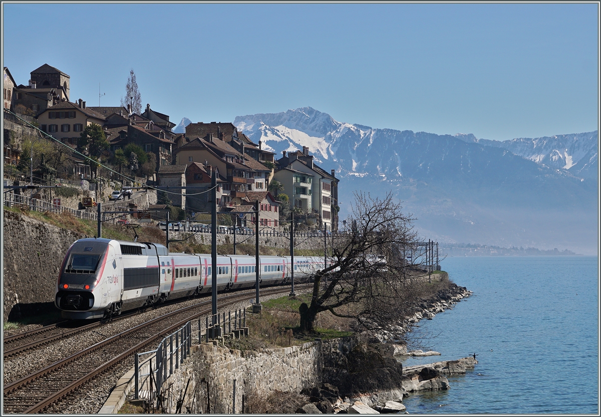 Internationaler Verkehr am Genfersee bei St-Saphorin: Mit offener Schnauze fährt ein TGV Lyria als TGV de Neige von Paris Richtung Brig. 
26. März 2016