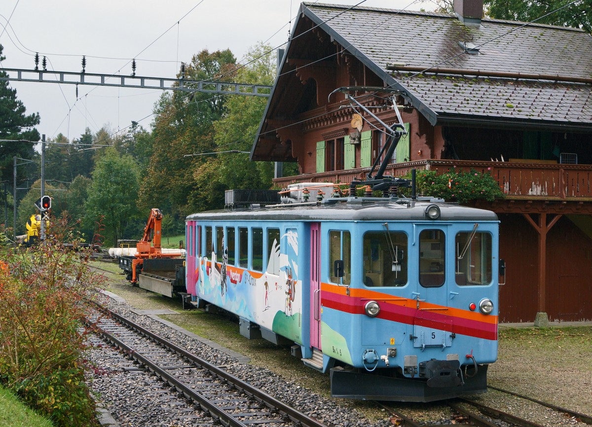 JAHRESRUECKBLICK 2014
von Walter Ruetsch
OKTOBER
TRAVYS/YStC: Be 4/4 5 (1945) mit Bauzug in Six-Fontaines am 16. Oktober 2014.