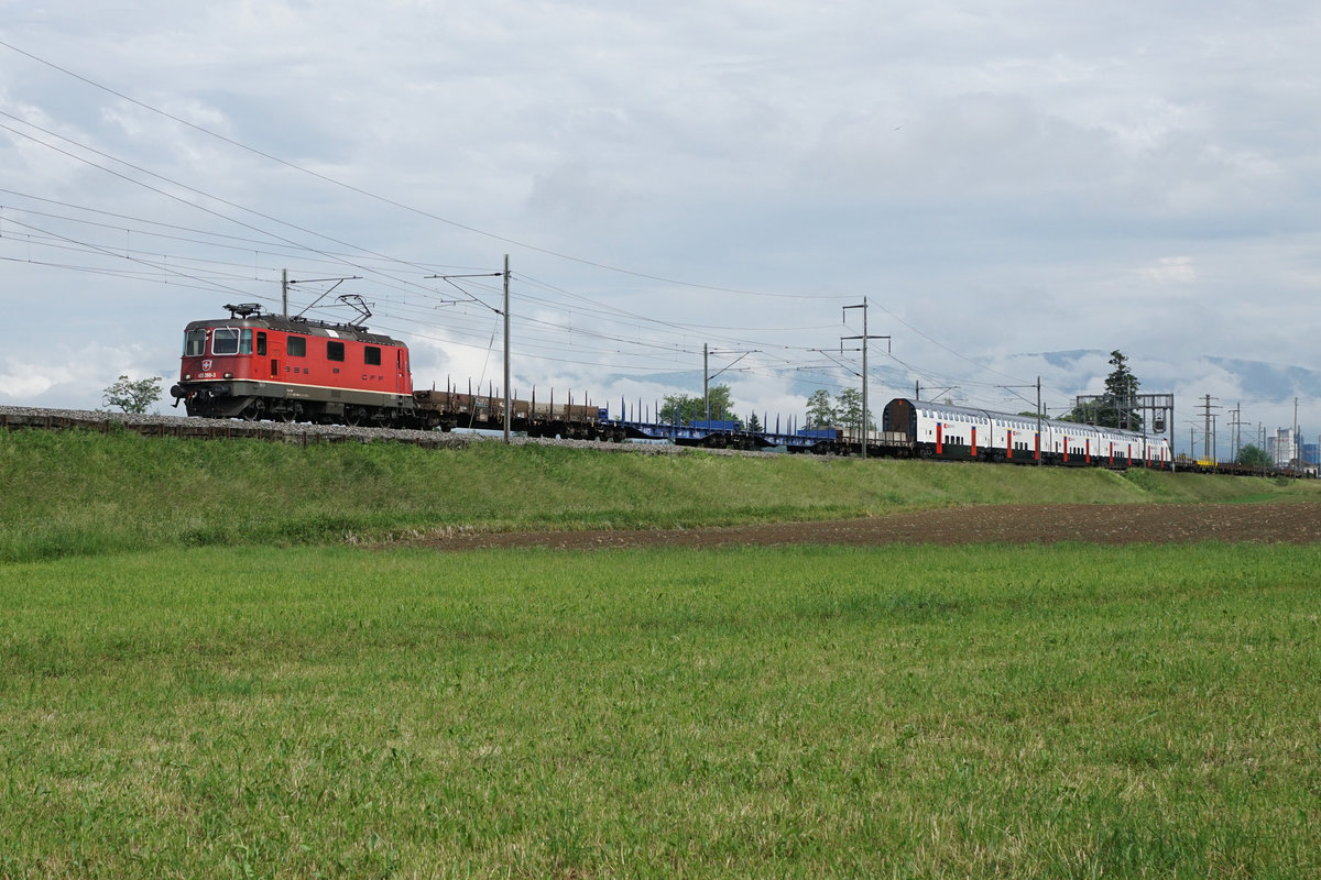 JAHRESRÜCKBLICK 2018
von Walter Ruetsch
Serie Nr. 2
Mit der Re 420 269-3 brachte Simon Bütikofer am 28. Mai 2018 die Hälfte eines TWINDEXX von Basel nach Brig. Die interessante Fuhre wurde bei Bettenhausen verewigt. 
