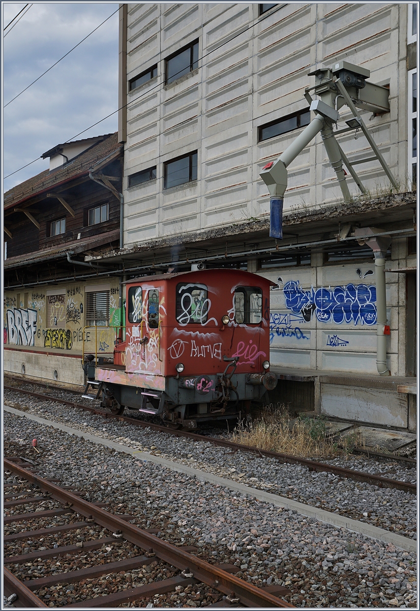 Katzen sollen sieben Leben haben, sagt man;  Spitzmäuse  aber, so denke ich, sind nicht tot zu kriegen. Und der Rauch der dem Tm I entströmt zeigt deutlich, dass diese Spitzmaus noch lebt. Der Tm I der Landi in Les Hauts-Geneveys wartet auf die Zufuhr von sechs Tagnpps Wagen, welche hier mit Getreide beladen werden und dabei von der Spitzmaus verschoben werden. 

12. August 2020
