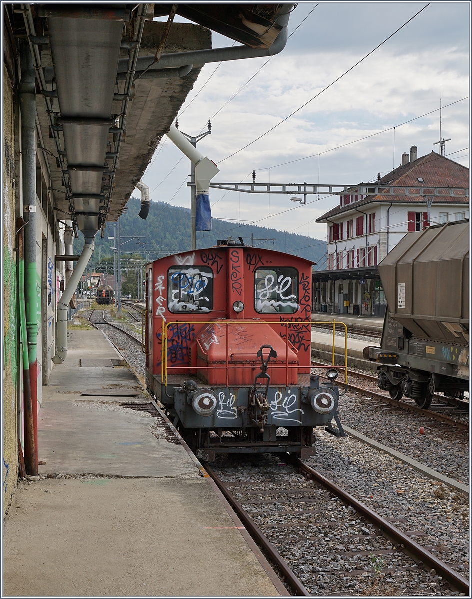 Kaum zu glauben, aber dieser Tm I, auch  Spitzmaus  genannt, steht noch immer im Einsatz, auch wenn sein Aktionsradius eingeschränkt ist: er verschiebt die in der Siloanlage der Landy aufzufüllende Wagen jeweils unter die entsprechen Silo-Öffnung. 
Leider konnte ich nicht feststellen, welche Nummer der Tm I träft. 

12. August 2020