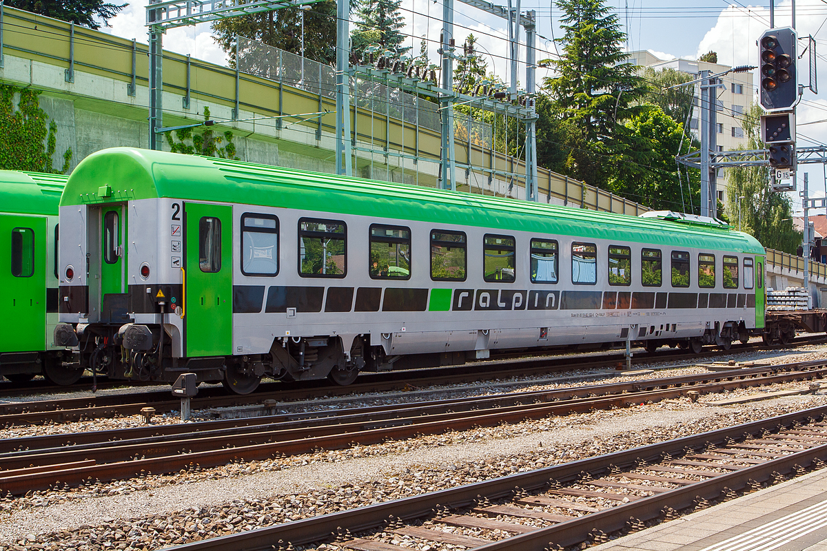 Klimatisierter RAlpin Begleitwagen f�r die Rollende Landstra�e (RoLa) Bcm 61 85 59-00 103-6 CH-RALP, ex Bcm 61 85 50-90 103-6 CH-SBB, abgestellt am 28.05.2012 im Bahnhof Spiez. Dahinter noch ein weiterer Wagen.

2010 verkaufte die SBB ihre 20 klimatisierten Liegewagen des Typs Bcm61 an RAlpin. Die SBB setzte die Liegewagen des Typs Bcm 61 bis Dezember 2009 im Nachtverkehr zwischen Z�rich, Genf und Rom ein. Aufgrund der sinkenden Nachfrage und der immer schnelleren Tagesverbindungen wurden der Nachtverkehr eingestellt und die Liegewagen zum Verkauf ausgeschrieben.

Die RAlpin lie� die Wagen 2011 von der TecSol AG in �sterreich umbauen. Zum Umbau geh�rte der Einbau eines Aufenthaltsraumes f�r die Fahrer mit K�chenblock, die Modernisierung der elektrischen Anlagen, Nachr�stung eines Fahrgastinformationssystems und Videosystems zur Verbindung mit der Leitstelle und die Ausr�stung der Waggons mit einem Hilfsdiesel zur autarken Energieversorgung ohne Zugsammelschiene. Die Begleitwagen des Typs Bcm61 verf�gen �ber geschlossene Toilettensysteme.

TECHNISCHE DATEN:
Fahrzeughersteller: SWS (Baujahr 1979)
Fahrzeugumbau: TecSol AG (Umbau 2011)
Typenbezeichnung: Bcm 61
Einsatzgebiet: Begleitwagen f�r Lastwagentransporte (RoLa)
Spurweite: 1.435 mm
Anzahl der Rads�tze: 4 (in 2 Drehgestellen)
L�nge �ber Puffer: 26.400 mm
Drehzapfenabstand:19.000 mm,
Achsabstand im Drehgestell: 2.650 mm
H�he ab SOK: 4.310 mm
Fahrzeugumgrenzungs-Profil: UIC 505-1
Raddurchmesser: 920 mm (neu) / 860 mm (abgenutzt)
Eigengewicht: 53 t
Dienstgewicht brutto: 58 t
Sitz/Liegepl�tze: 32
H�chstgeschwindigkeit: 120
Bremsbauart: O-GP NBU ep
Bremsgewichte: G43 t, P(RtC) 57 t
Feststellbremse: Handspindelbremse
Intern. Verwendung: RIC