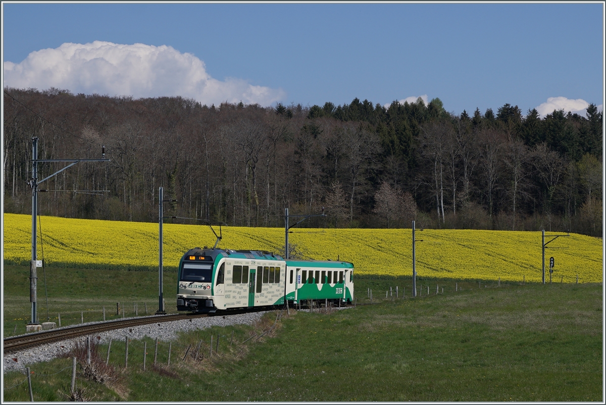 Kurz nach Apples ist ein BAM Regionalzug auf dem Weg nach L'Isle. 

20. April 2021